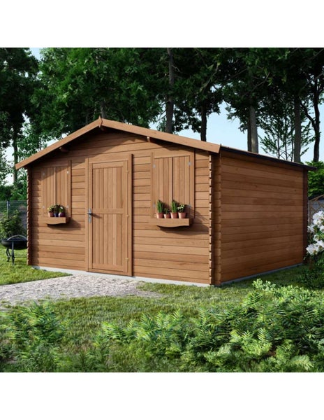 Gartenhaus aus Holz mit Satteldach, zentraler Tür und zwei Fenstern mit Fensterläden sowie Blumenkästen im Garten.