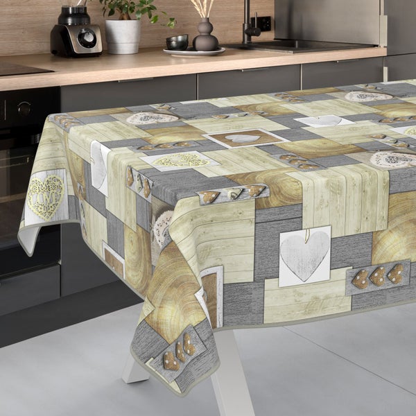Tischdecke mit Holzstruktur und Herzmotiven in einer Küche