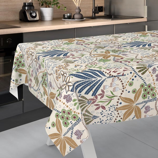Rechteckige Tischdecke mit botanischem Muster aus Blättern und Blüten auf einem Tisch in einer modernen, hellen Küche.