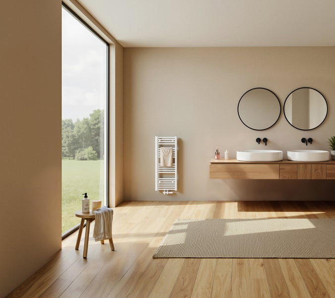 Modernes Badezimmer mit Holz-Doppelwaschtisch, zwei Aufsatzbecken, runden Spiegeln, Handtuchheizkörper und großem Fenster zum Garten.
