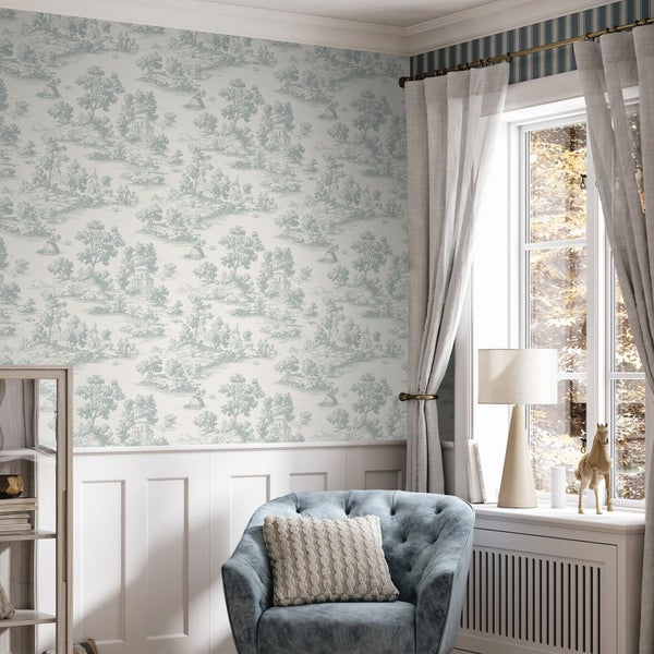 Wohnzimmer mit Tapete mit Landschaftsmuster, Sessel und Fenster mit Vorhängen.