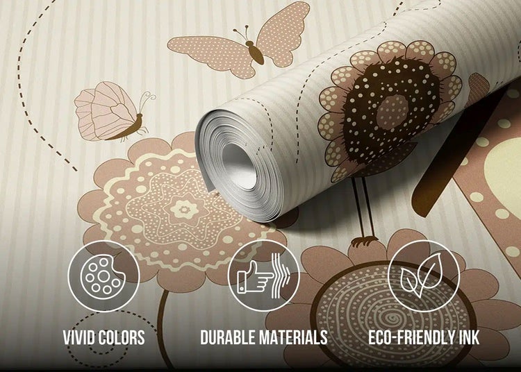 Tapetenrolle mit Blumen- und Schmetterlingsmuster, langlebigen Materialien, umweltfreundlicher Tinte und kräftigen Farben.