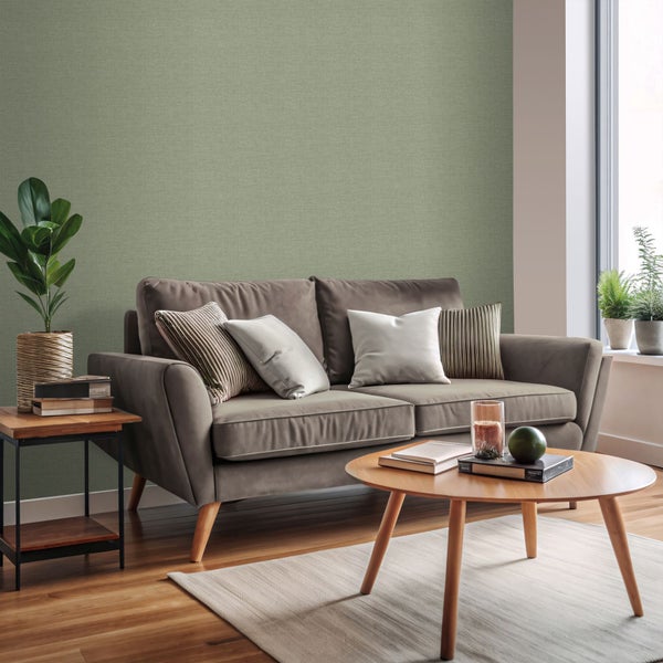 Wohnzimmer mit Sofa, Couchtisch und Dekoration