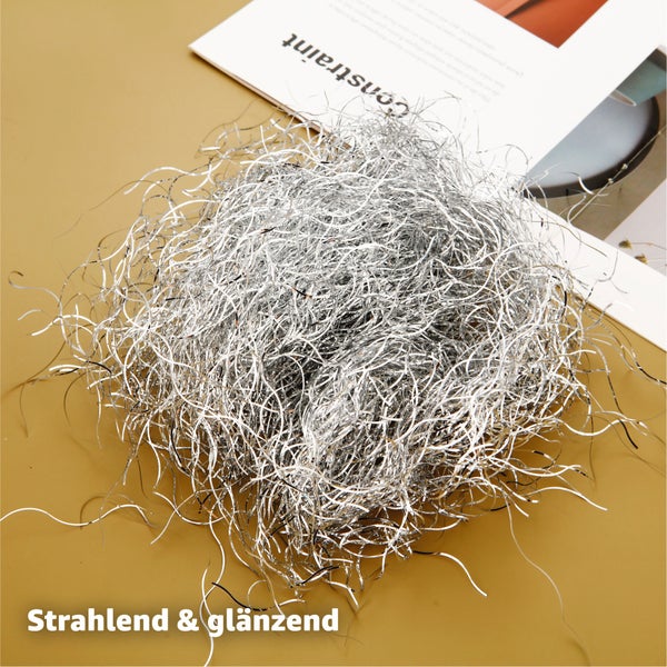 Silbernes Lametta auf einem Tisch