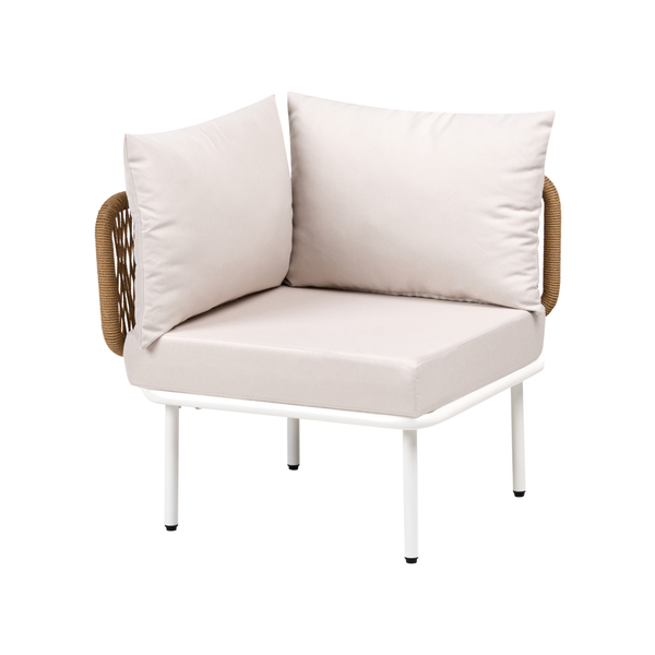 Lounge-Eckelement für den Garten mit hellen Kissen, weißem Metallgestell und dekorativer Seilwicklung an den Seiten.
