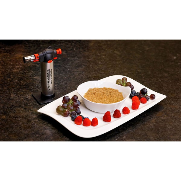 Rothenberger Industrial Gasbrenner mit Zucker und Früchten auf einem Teller