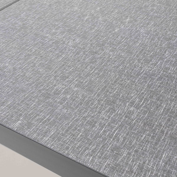 Nahaufnahme einer grauen Tischoberfläche mit feiner Textur in Leinenoptik.