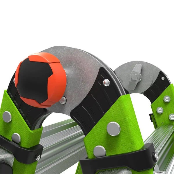 Detailansicht des Gelenkmechanismus einer Mehrzweckleiter mit orange-schwarzem Verriegelungsknopf an grünen Holmen.