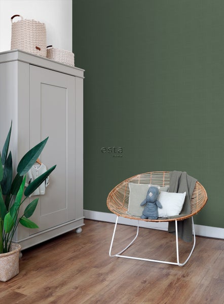 Kinderzimmer mit Tapete, Schrank, Korbsessel und Dekoration