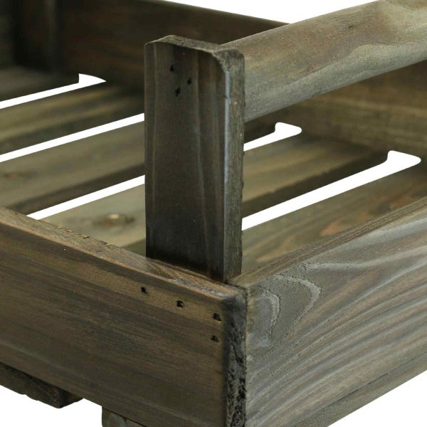 Detailansicht einer Holztransportkiste mit Griff