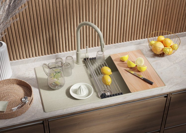 Küchenspüle mit Abtropfgestell, Schneidebrett, Zitruspresse und Armatur in einer modernen Küche