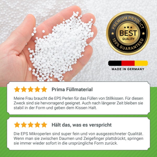 Hand hält EPS Mikroperlen als Füllmaterial für Kissen mit Qualitätssiegel und Herkunftsangabe