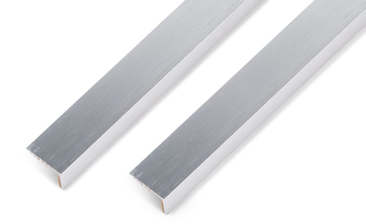 Zwei Aluminium Eckprofile für die Kantenbearbeitung