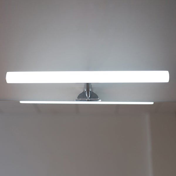 Moderne LED-Spiegelleuchte in Chrom-Optik mit einem länglichen, leuchtenden Element.