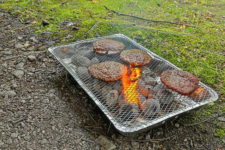 RESCH 502602 mobiler Holzkohle Einweg-Grill mit Kohle & Rost, ideal für 2 Personen Aluminium Schale Tischgrill tragbar, Holzkohlegrill ideal für unterwegs, 31 x 24 x 4,8 cm