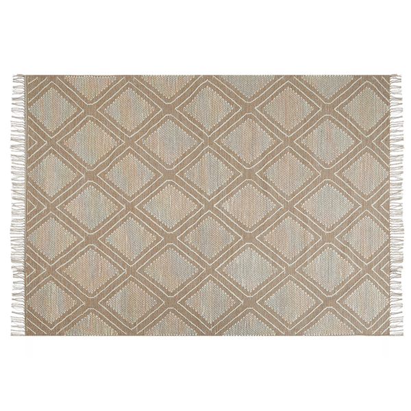 Beige-weißer Teppich mit geometrischem Rautenmuster und Fransen.