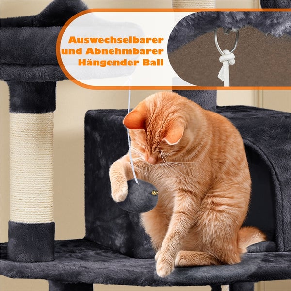 Katze spielt mit einem Ball an einem Kratzbaum
