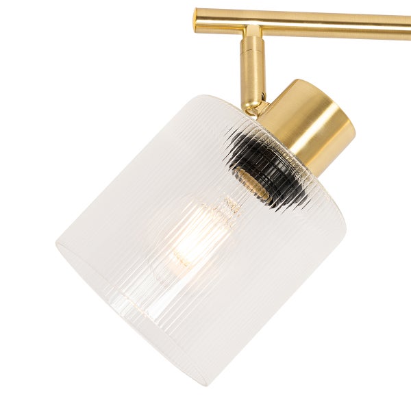 Detailaufnahme einer goldenen Deckenleuchte mit geriffeltem Glasschirm