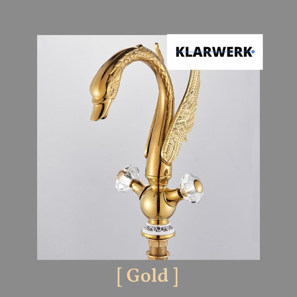 Klarwerk Waschtischarmatur als goldfarbener Schwan mit zwei Kristallgriffen und dekorativem Sockel.