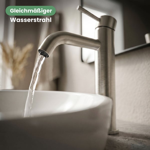 Waschtischarmatur aus gebürstetem Metall mit gleichmäßigem Wasserstrahl in einem Waschbecken.