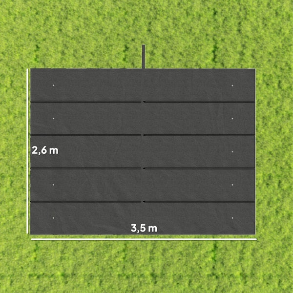 Rechteckige schwarze Solarmatte für Pools mit den Maßen 3,5 Meter mal 2,6 Meter auf einer Rasenfläche.