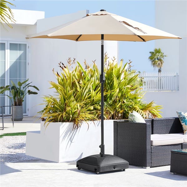 Quadratischer Sonnenschirm mit schwarzem Ständer auf Rädern auf einer Terrasse