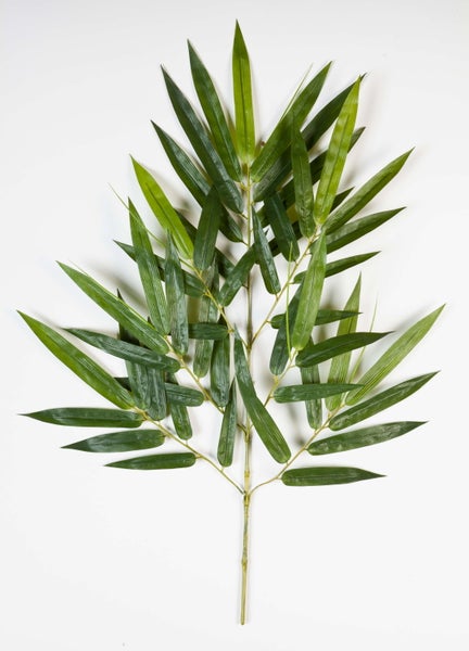 Künstlicher Bambuszweig mit grünen, länglichen Blättern.