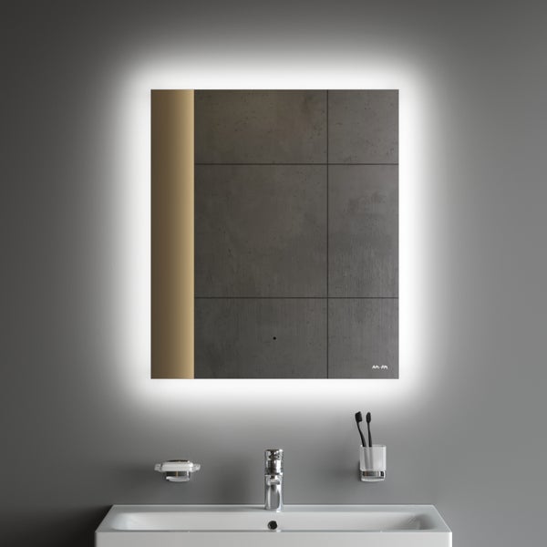 Moderner rechteckiger Badezimmerspiegel mit LED-Hintergrundbeleuchtung und goldenem Akzentstreifen über einem weißen Waschbecken.