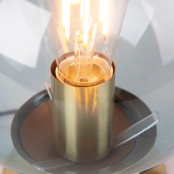 Nahaufnahme einer klaren Glühbirne in einer Fassung