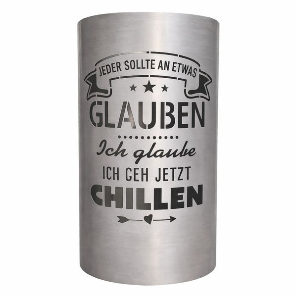 Dekorationsartikel aus Metall mit dem Schriftzug Jeder sollte an etwas glauben Ich glaube ich geh jetzt chillen