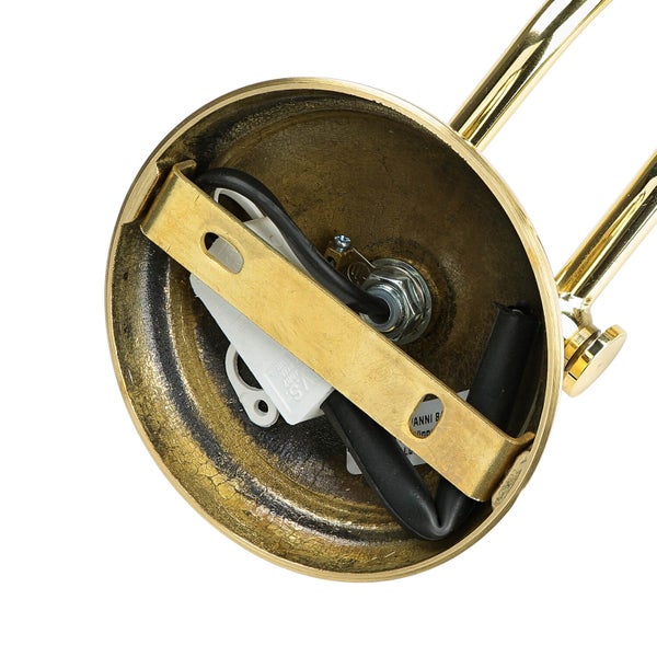 Detailaufnahme der Messinghalterung einer Wandleuchte mit Verkabelung