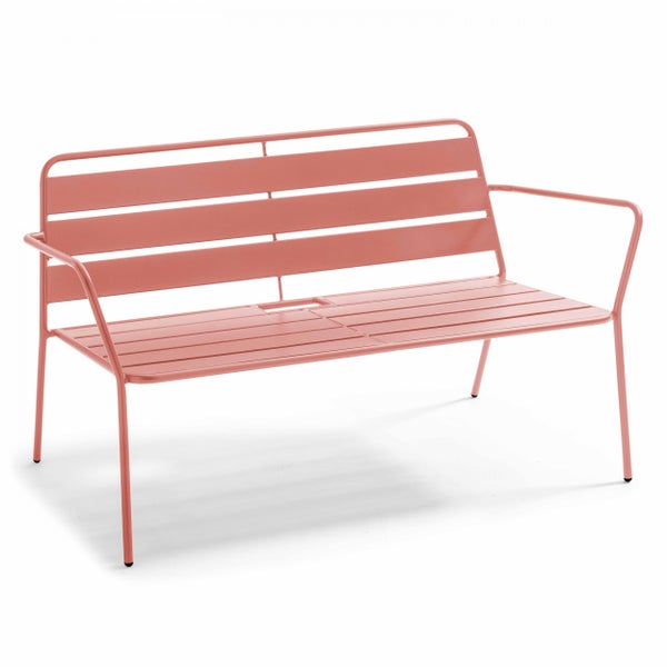 Moderne lachsfarbene Gartenbank aus Metall mit Armlehnen und Latten an Sitzfläche und Rückenlehne.