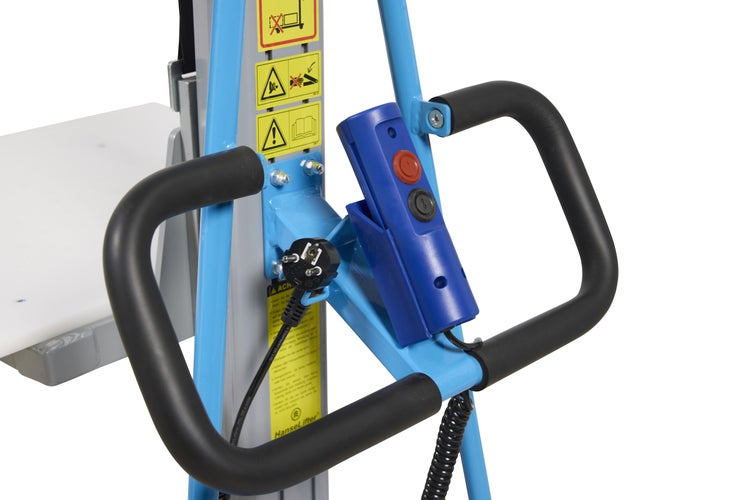 Detailansicht eines Materialhebers mit Bedienelementen und Stromanschluss