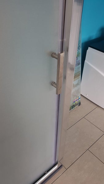 Detailansicht einer Duschkabinentür mit Griff