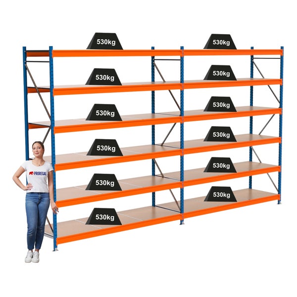 Abbildung eines Schwerlastregals mit einer Traglast von 530 Kilogramm pro Ebene und einer Frau als Größenvergleich.