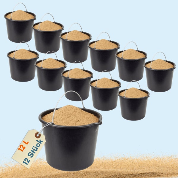 Elf schwarze Eimer, gefüllt mit Sand, mit einem Etikett, das 12 Liter und 12 Stück angibt.