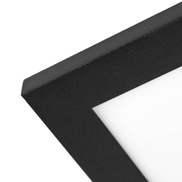 Nahaufnahme einer schwarzen Rahmenecke mit strukturierter Oberfläche.