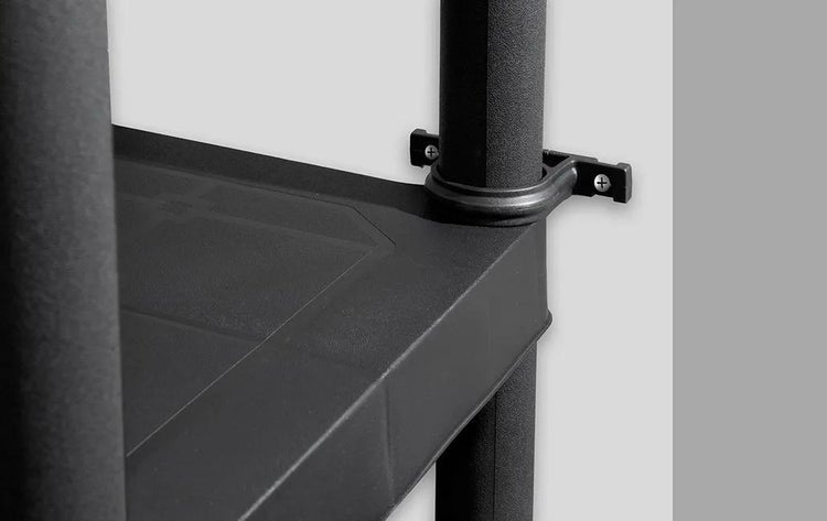 Detailansicht einer Wandhalterung für ein Kunststoffregal zur stabilen Montage an der Wand.