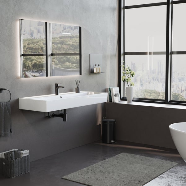 Modernes Badezimmer mit Waschtisch, beleuchtetem Spiegel und großem Fenster