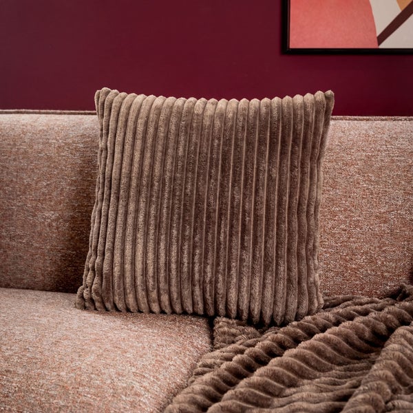 Dekokissen mit Cordstruktur auf einem Sofa