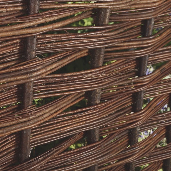 Detailansicht eines geflochtenen Zauns aus Weidenholz