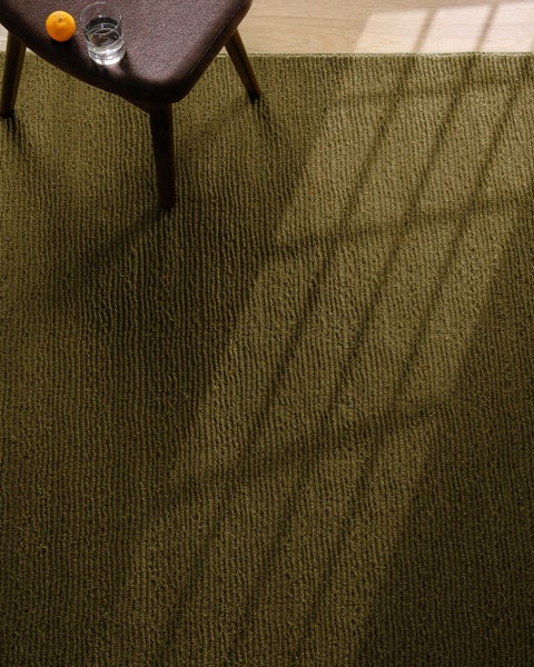 Runder, weicher Hochflor-Teppich in Cremeweiß.