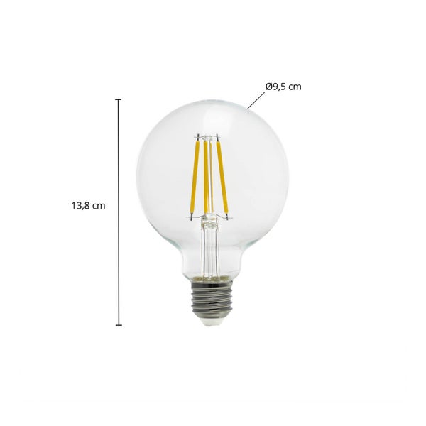 LED-Filament-Globelampe aus klarem Glas mit einem Durchmesser von 9,5 Zentimeter und einer Höhe von 13,8 Zentimeter.