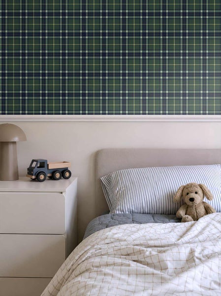 Kinderzimmer mit karierter Tapete über einer weißen Zierleiste, einem Bett mit Kuscheltier und einem weißen Nachttisch mit Lampe und Spielzeugauto.