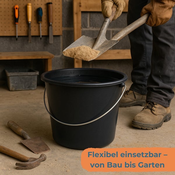 Schaufel leert Sand in einen schwarzen Eimer