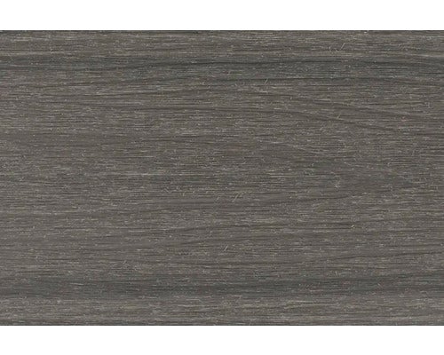 Nahaufnahme einer grauen Terrassendiele mit strukturierter Holzmaserung.