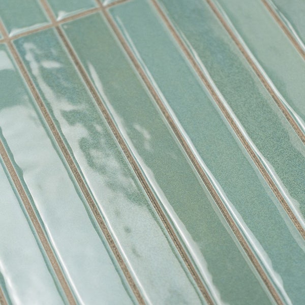 Wandfliesen mit glänzender Oberfläche in Stäbchenoptik für Innenbereiche