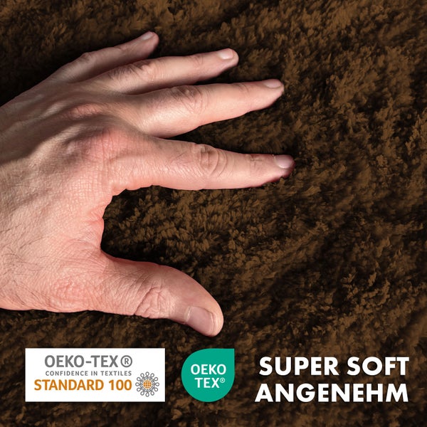 Nahaufnahme eines flauschigen Teppichs mit Hand und den Siegeln OEKO-TEX Standard 100 und OEKO-TEX