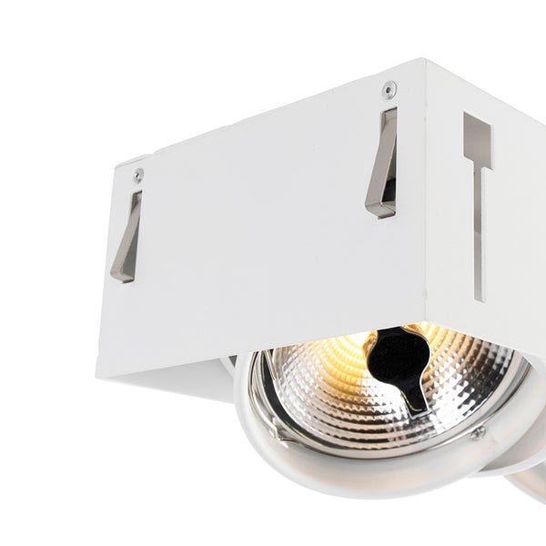 Quadratischer Einbaustrahler in Weiß mit Reflektor und Befestigungsfedern aus Metall.