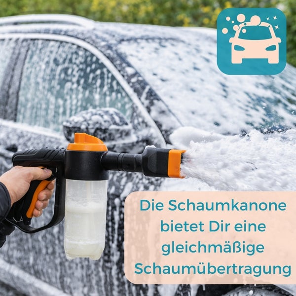 Eine Person benutzt eine Schaumkanone zum Autowaschen. Die Schaumkanone sorgt für eine gleichmäßige Schaumübertragung.
